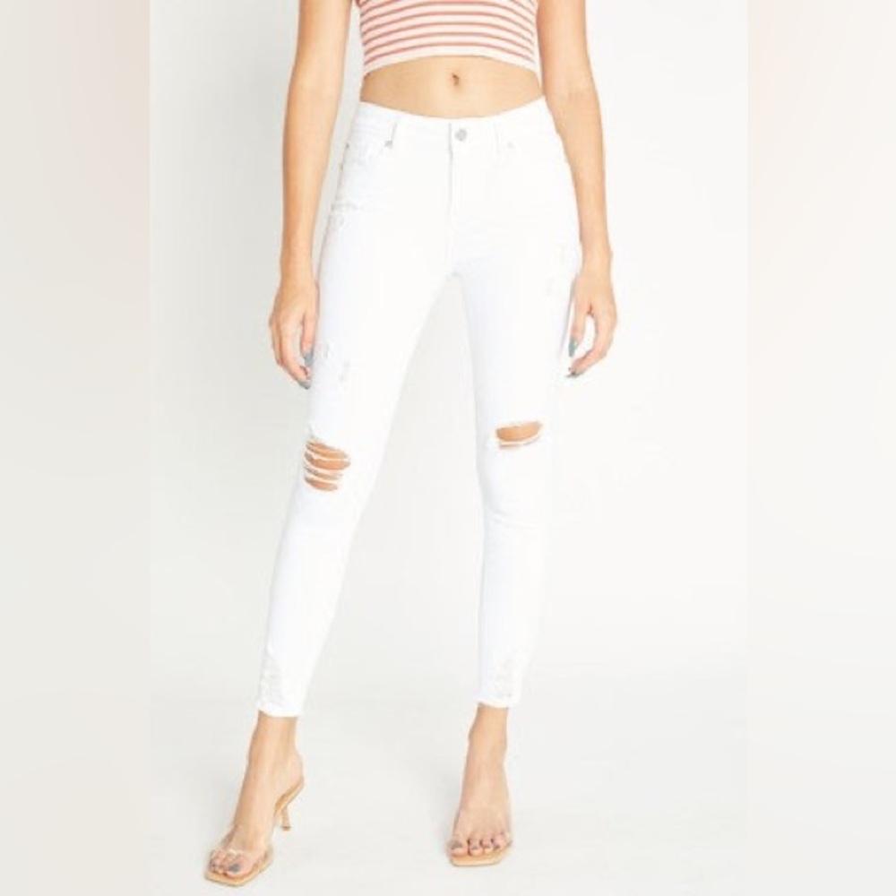 Distressed white high rise skinny Jean chewed hem
